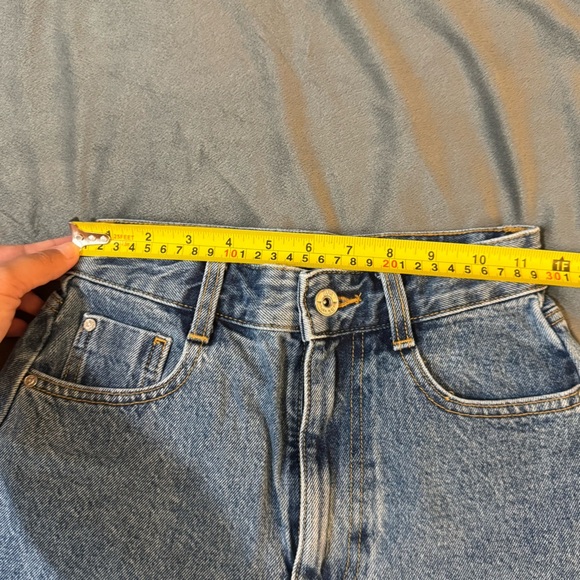 Zara Denim High-Waisted Shorts

#1205 - Picture 2 of 9